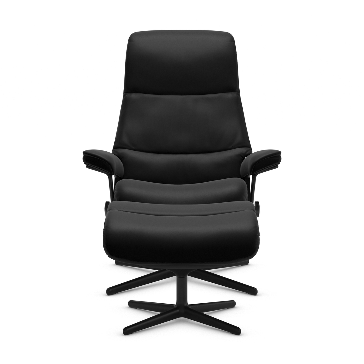 Sort recliner med udslået fodstøtte på stjerneformet drejefod, frilagt på hvid baggrund.