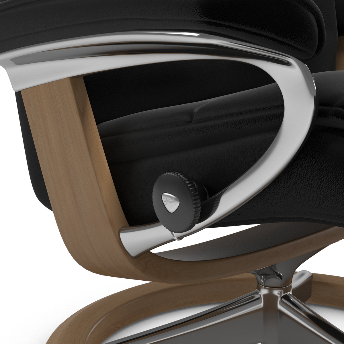 Nærbillede af en sort læderlænestol med kromarmlæn, træbund og justeringsknap med logoet ”Stressless”.