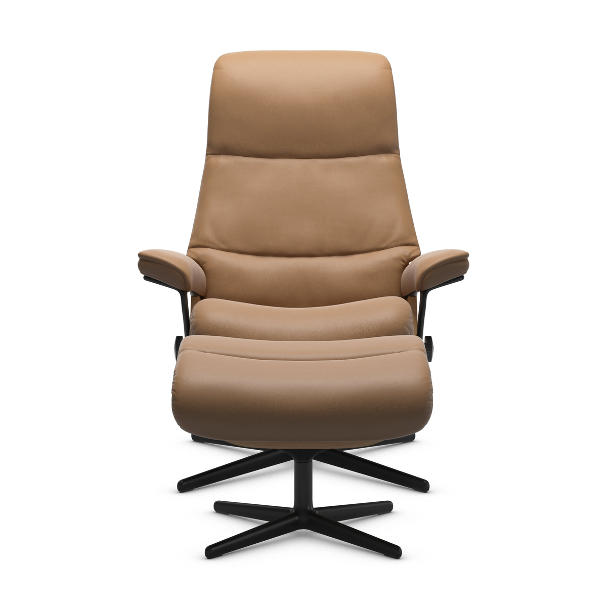Beige loungestol med skammel på sort drejefod, frilagt på hvid baggrund.