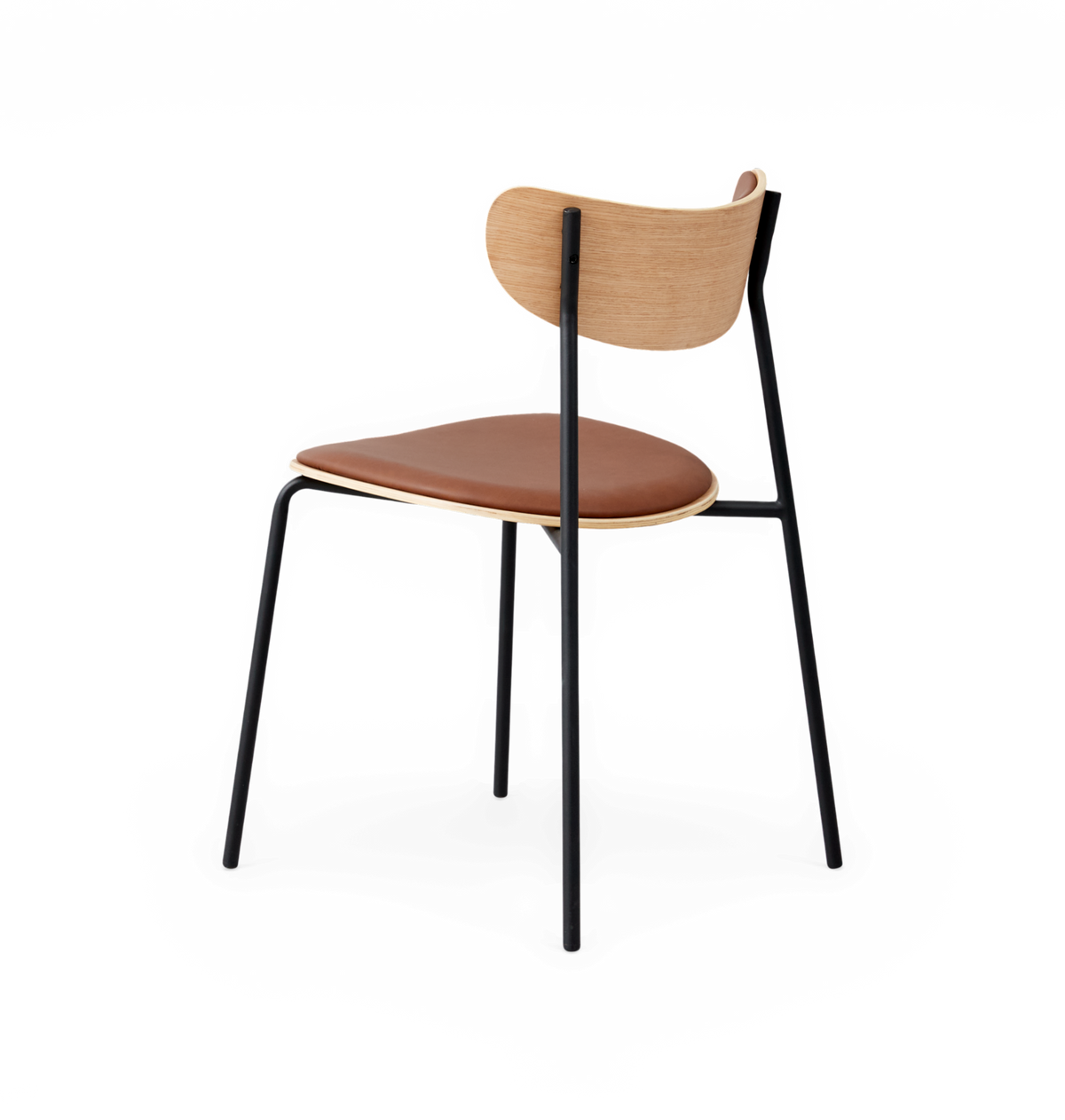 Moderne stol med sort metalstel, formet træryg og brunt lædersæde, frilagt.