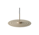 Minimalistisk beige røgelsesholder med bølgemønstret fad og sort røgelsespind på sort baggrund.