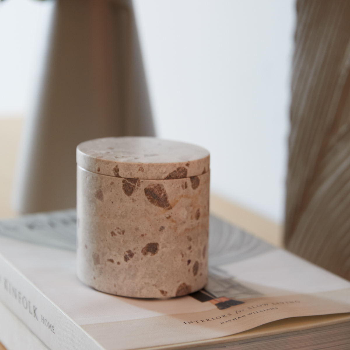 Lille rund terrazzo-beholder på designbøgerne Kinfolk Home og Interiors for Slow Living.