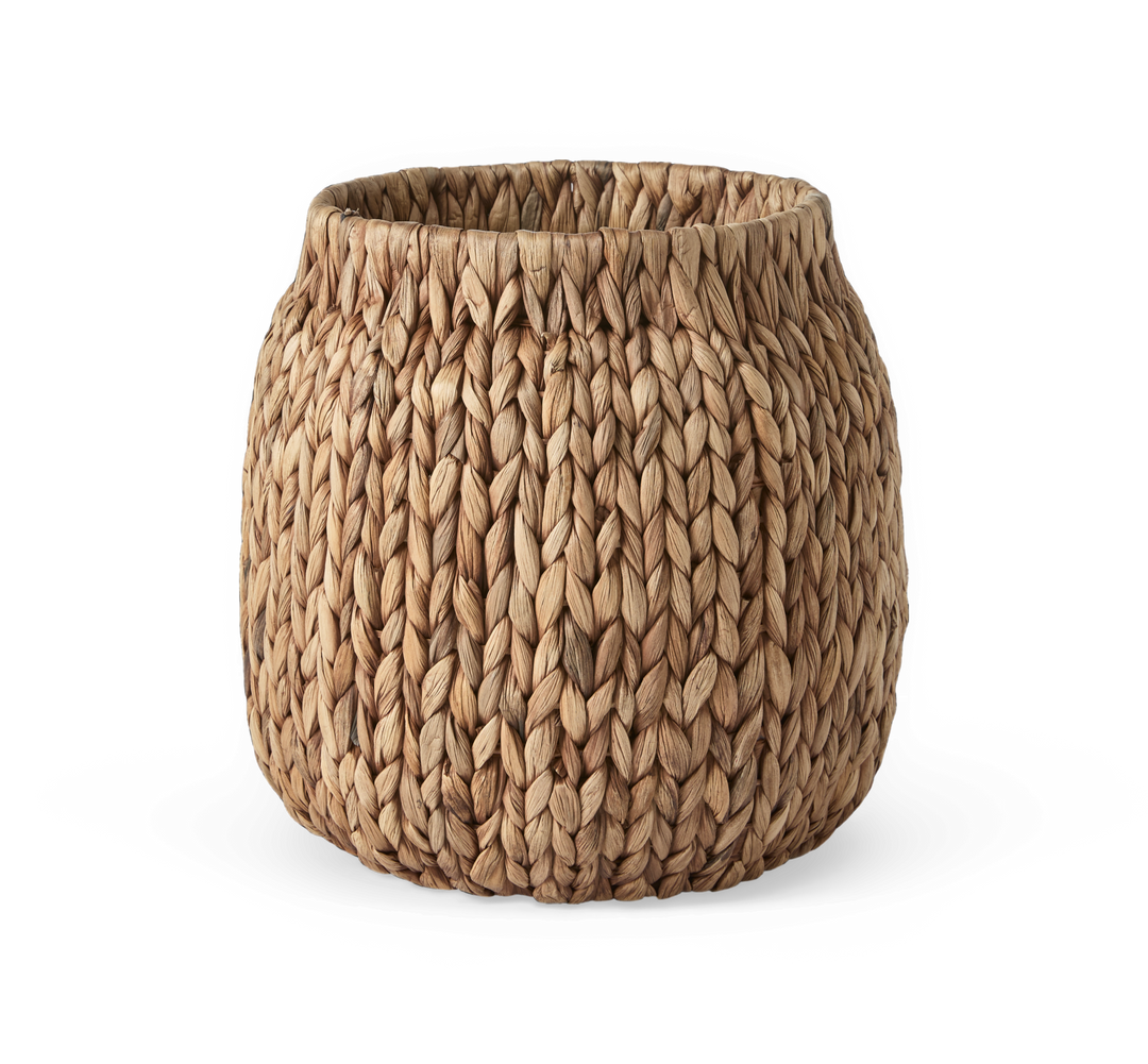 Flettet kurv i naturfibre med rund form.