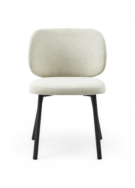 Beige polstret stol med sorte metalben, set forfra.