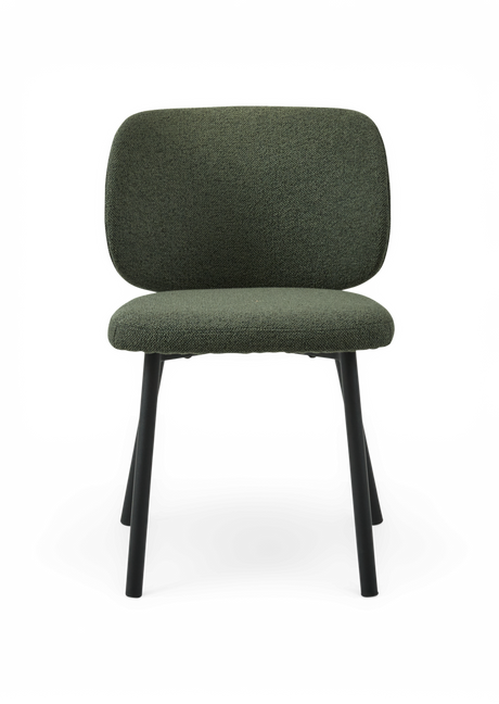 Grøn loungestol med tekstilbetræk og sorte metalben, frilagt mod transparent baggrund, set forfra.