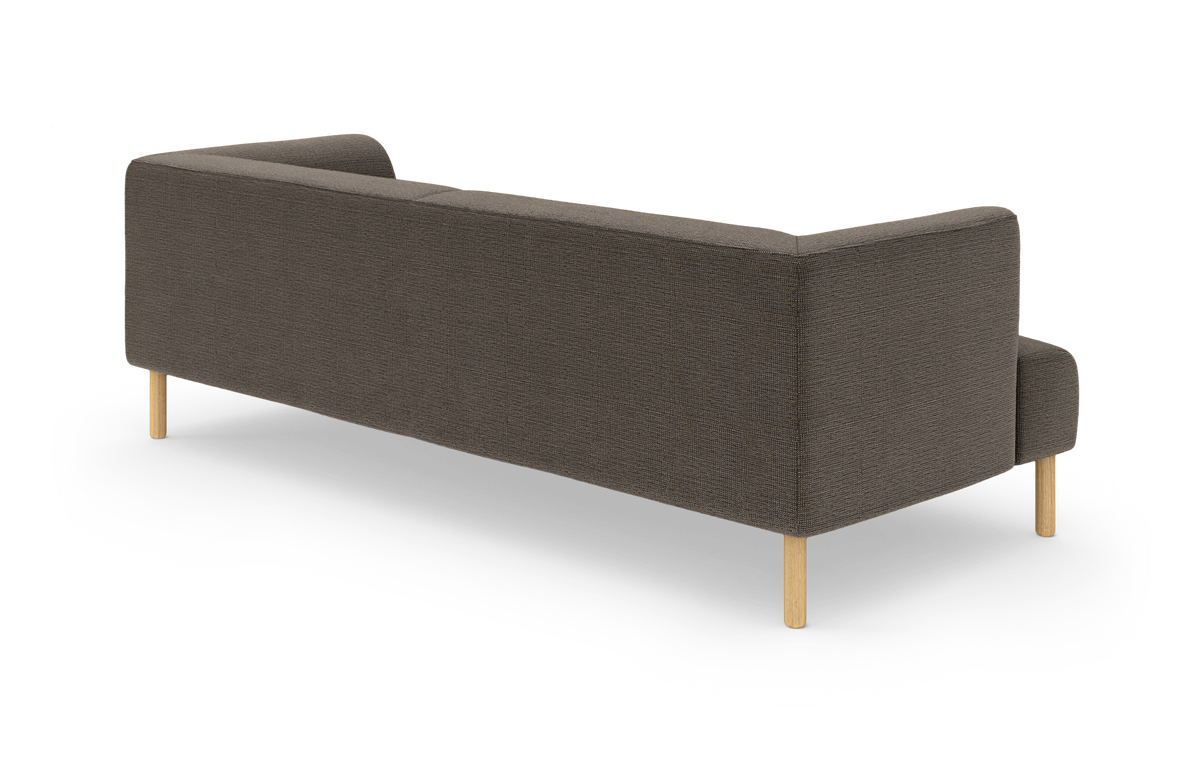 Mørkegrå tresæders sofa i tekstil med lyse træben, set bagfra i vinkel.