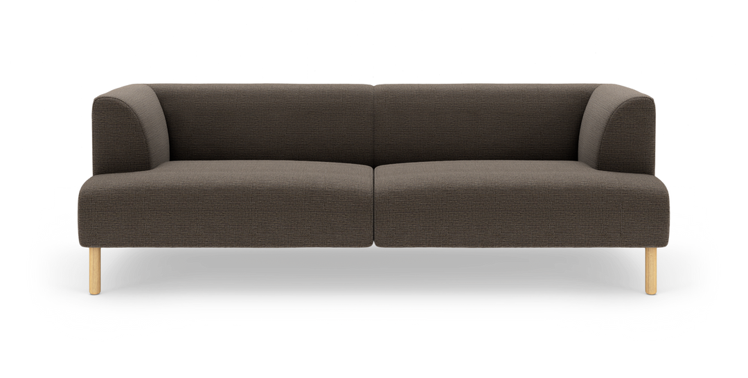 Mørkebrun, moderne 2-personers sofa med to siddepuder, blødt afrundede hjørner og lyse træben, set forfra på hvid baggrund.