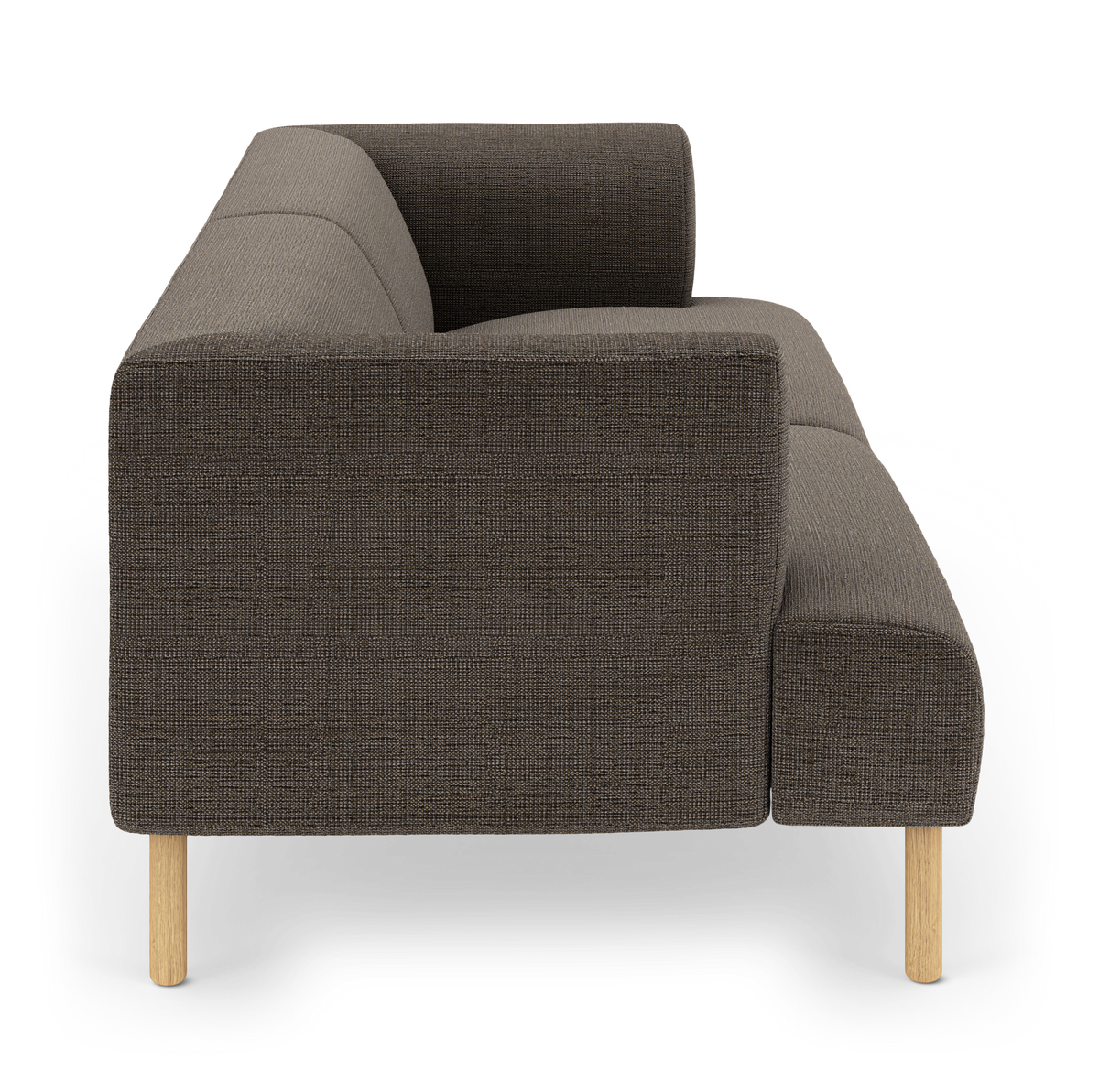 Sideview af brun stofsofa med træben, frilagt på hvid baggrund.