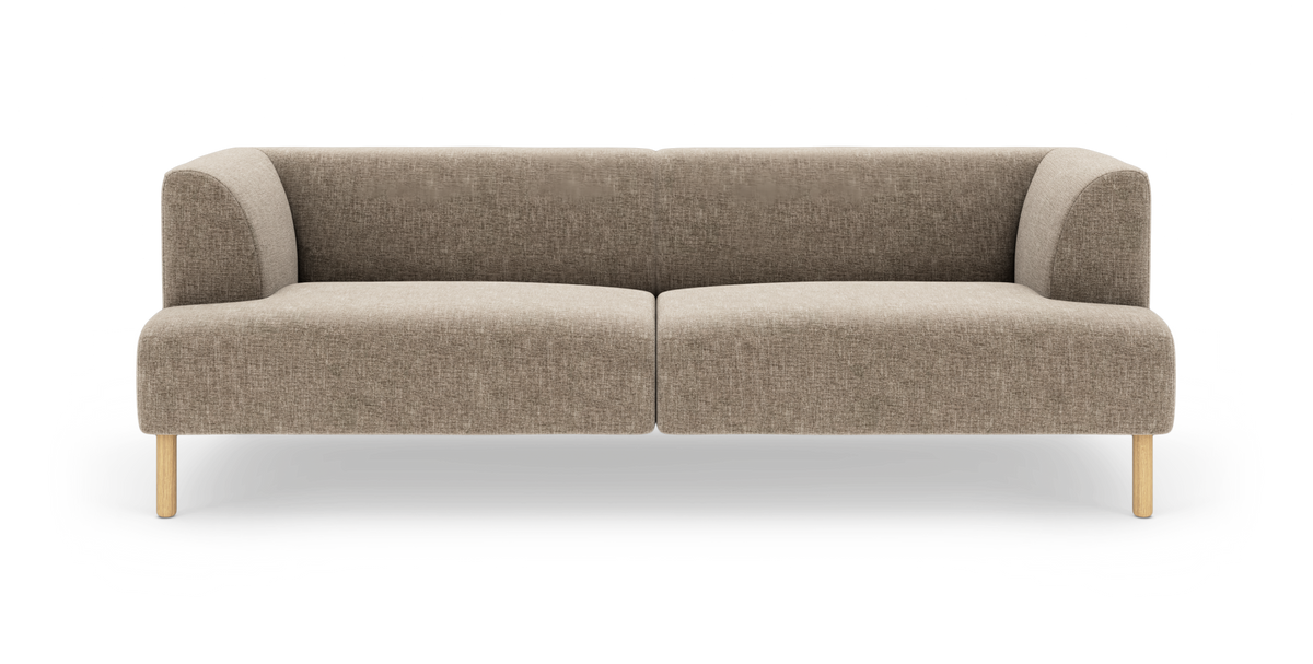 Beige 3-personers sofa i stof med afrundede hjørner og lyse træben, frilagt på hvid baggrund.