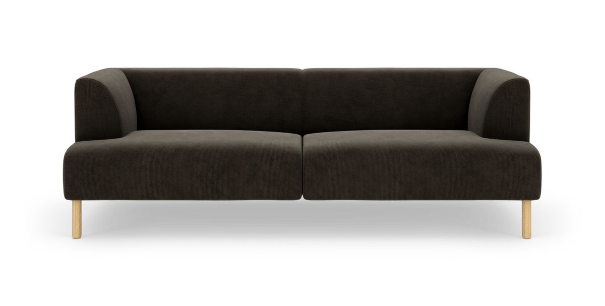 Mørkebrun moderne 3-personers sofa med afrundede hjørner og lyse træben, frilagt på hvid baggrund.