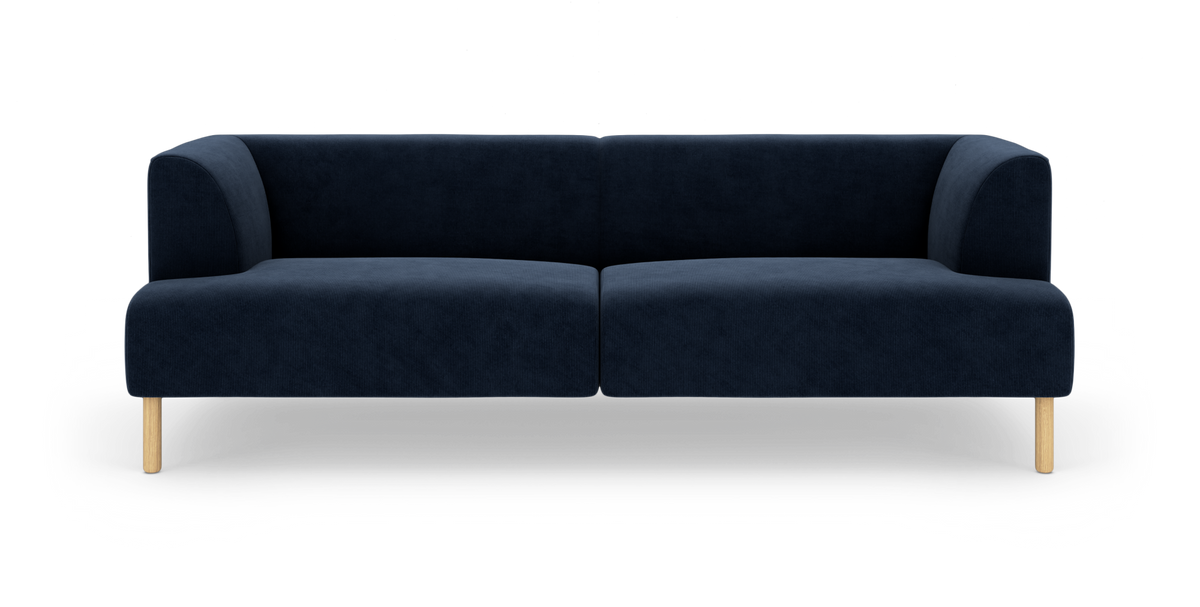 Mørkeblå moderne 3-personers sofa med afrundede armlæn og lyse træben, frilagt på hvid baggrund.