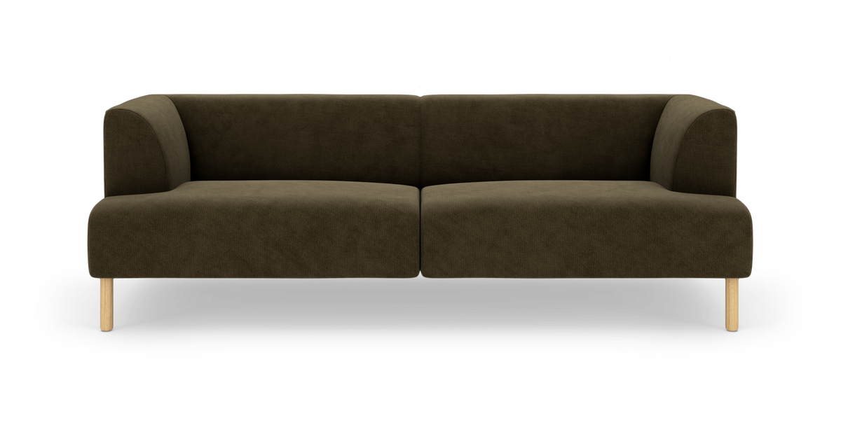 Mørkeolivengrøn 2-personers sofa i kordfløjl med afrundede hjørner og lyse træben, set forfra på hvid baggrund.