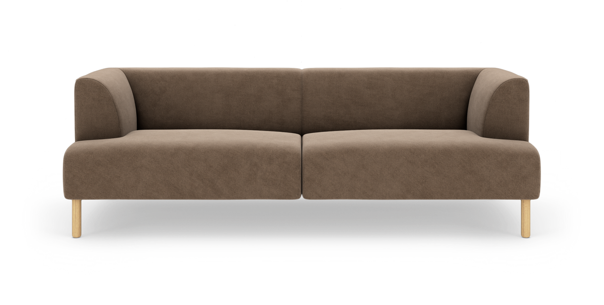 Brun 2-personers sofa med ribbet stof, afrundede armlæn og lyse træben på hvid baggrund.