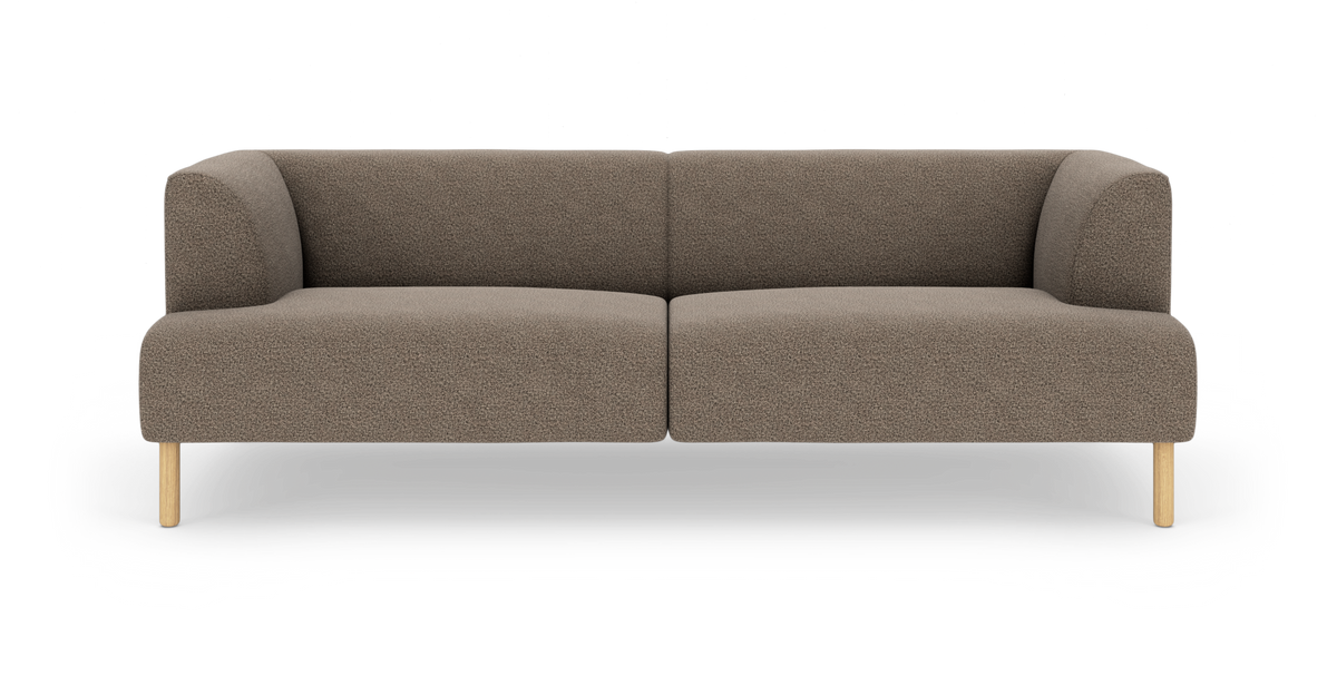 Brun 2-personers sofa med afrundede hjørner og lyse træben, set direkte forfra på hvid baggrund.