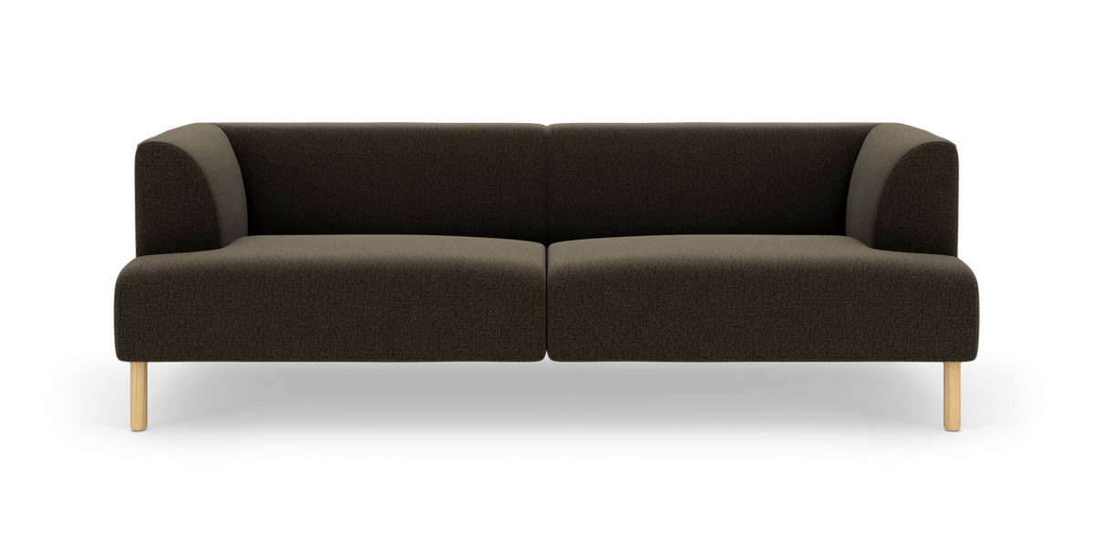 Mørkebrun, moderne trepersoners sofa med afrundede armlæn og lyse træben, fritlagt på hvid baggrund.