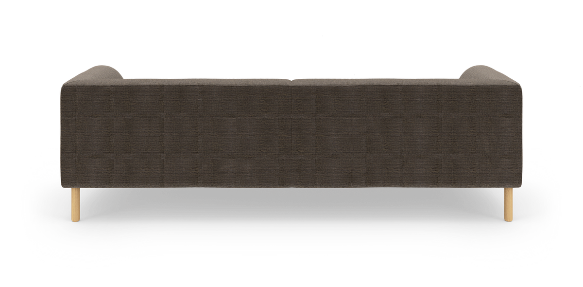 Mørkebrun sofa set bagfra med lyse træben på frilagt hvid baggrund.