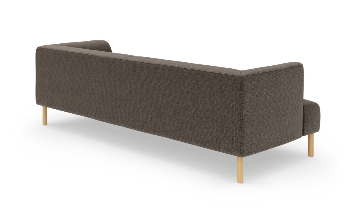 Brungrå sofa med lyse træben, set skråt bagfra på hvid baggrund.