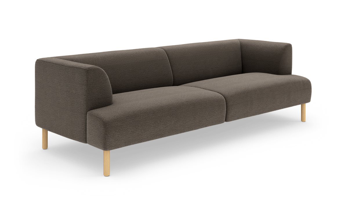 Brungrå 3-personers sofa i tekstil med afrundede hjørner og lyse træben, vist som studieproduktbillede.