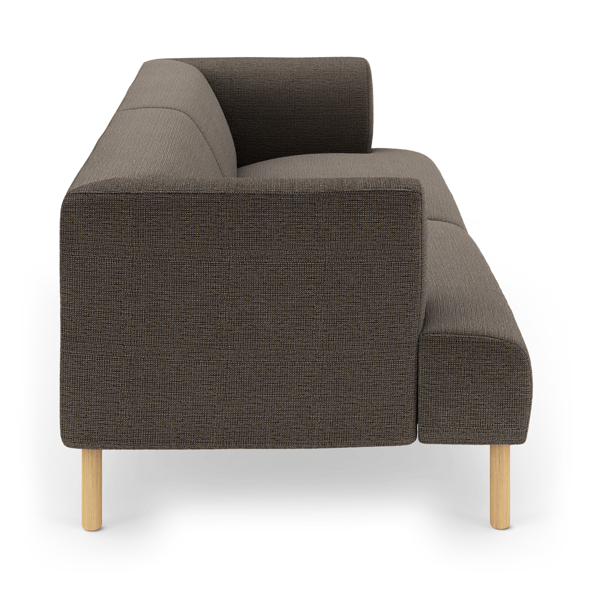 Mørkebrun stofsofa i sideview med lyse træben, frilagt mod hvid baggrund.