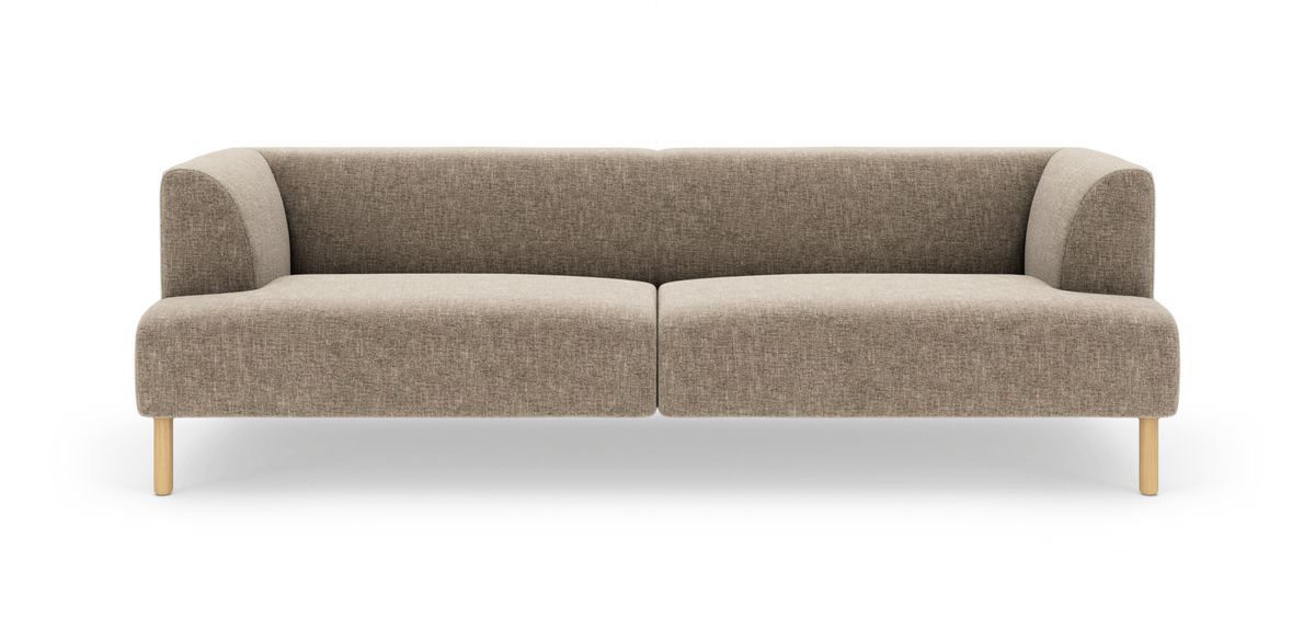 Beige stofbetrukket 3-personers sofa med afrundede armlæn og lyse træben, fritlagt på hvid baggrund.