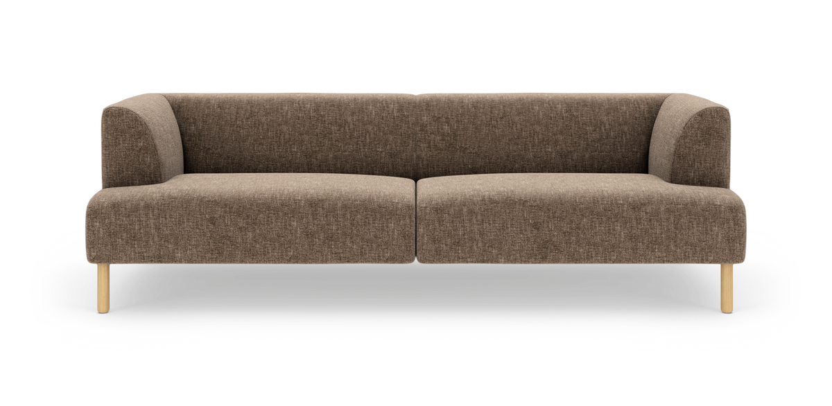 Brun stofsofa med afrundede hjørner og lyse træben, frontview på hvid baggrund.