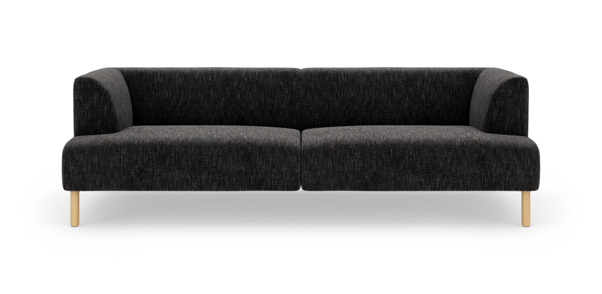 Mørkegrå 3‑personers sofa med bløde, afrundede former og lyse træben, set forfra på hvid baggrund.