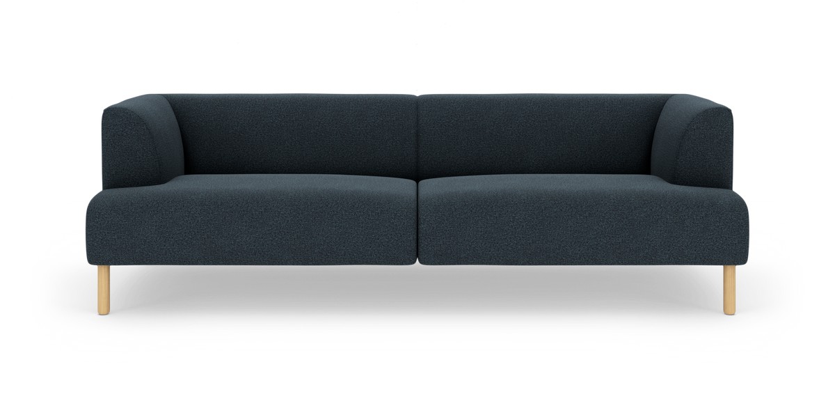 Mørkeblå to-personers sofa med afrundede armlæn og lyse træben, fotograferet lige forfra på hvid baggrund.