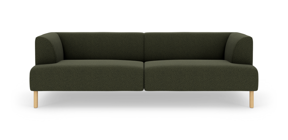 Mørkegrøn tresæders sofa med afrundede armlæn og lyse træben set forfra.