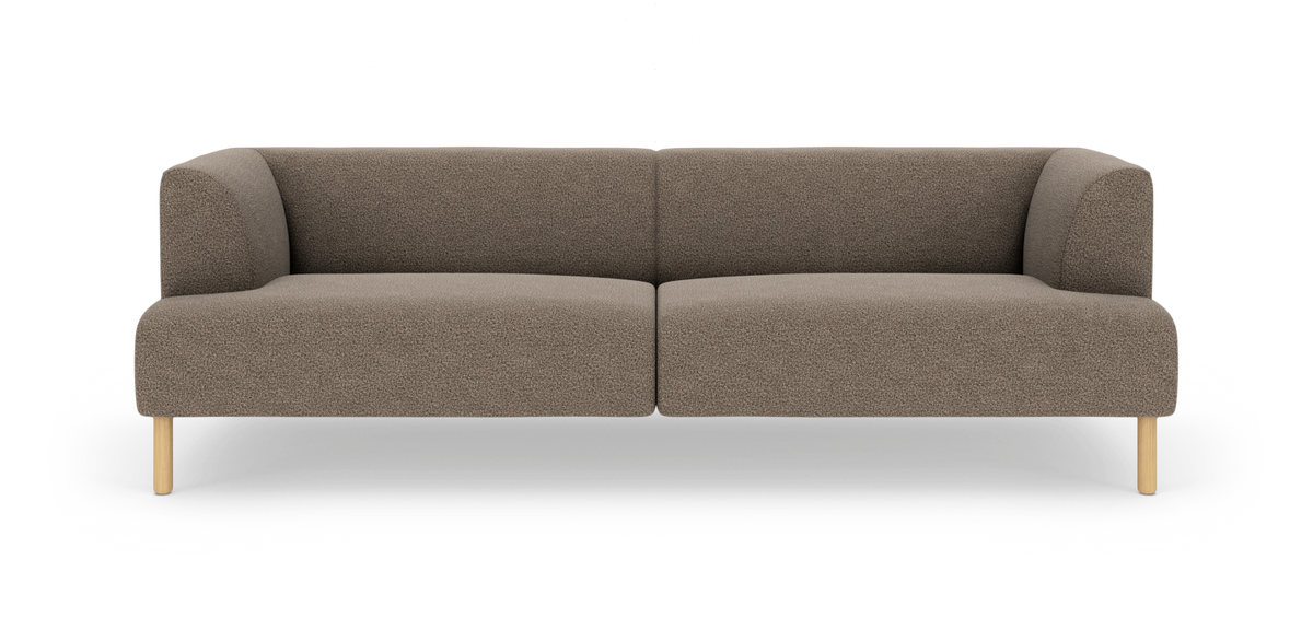 Brun stofsofa med afrundede hjørner og lyse træben i frontvisning.