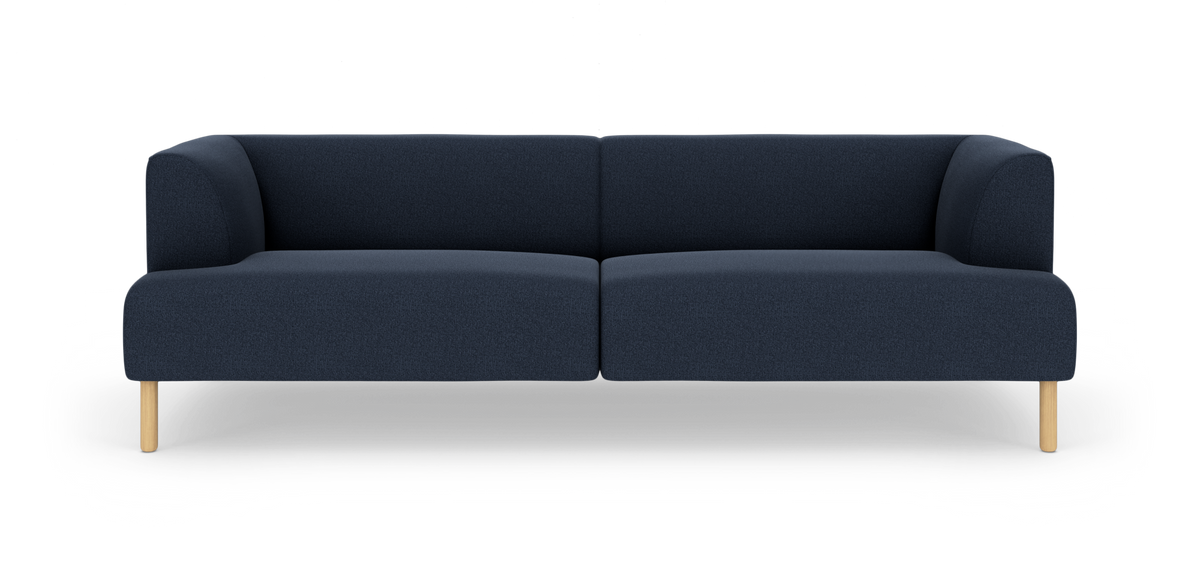 Mørkeblå, moderne sofa med afrundede armlæn og lyse træben, set forfra.