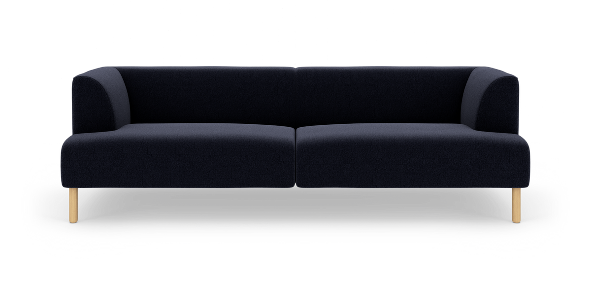 Mørkeblå, moderne 3‑personers sofa med afrundede armlæn og lyse træben, fotograferet lige forfra på hvid studiobaggrund.