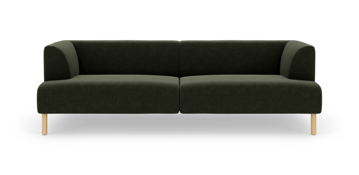 Mørkegrøn, moderne 3-personers sofa med afrundede armlæn og lyse træben, fritlagt på hvid baggrund.