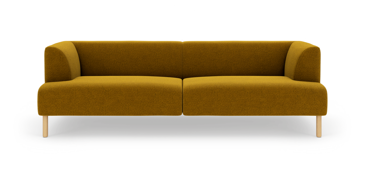 Moderne sofa i sennepsgul tekstil med afrundede hjørner og lyse træben, fritlagt på hvid baggrund.
