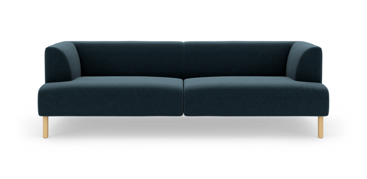 Mørkeblå moderne 3-personers sofa med afrundede armlæn og lyse træben, frilagt på hvid baggrund, frontalt.