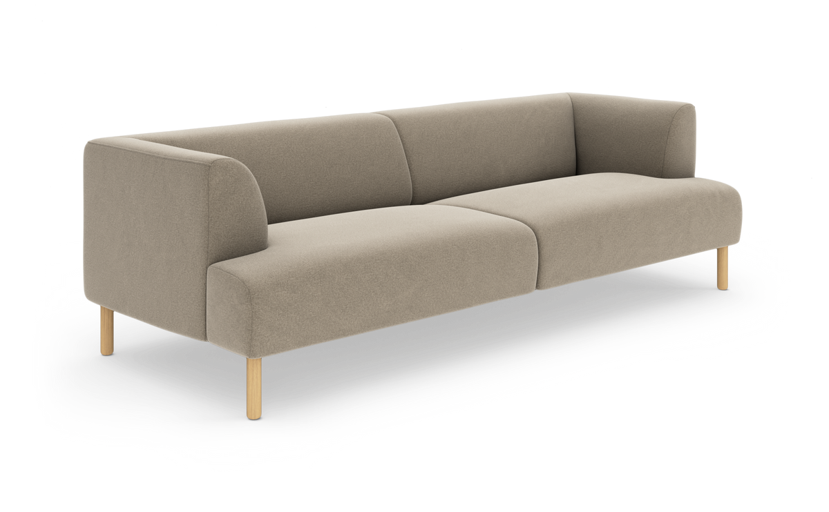 Beige, moderne tresæders sofa med afrundede former og lyse træben, frilagt på hvid baggrund.