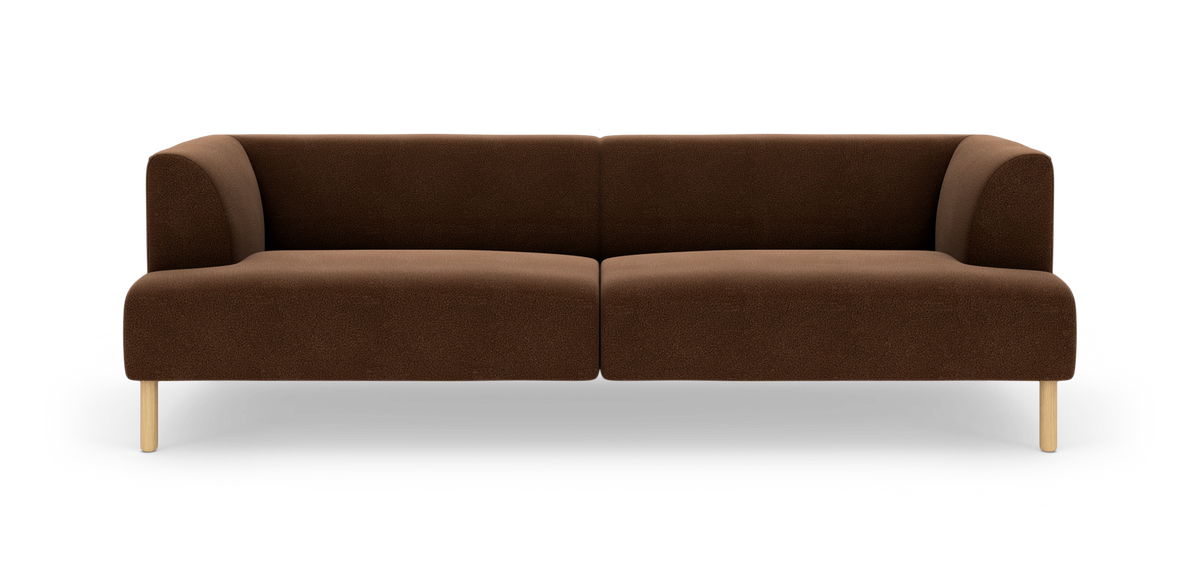 Brun, moderne tresæders sofa med afrundede armlæn og lyse træben, frilagt på hvid baggrund.