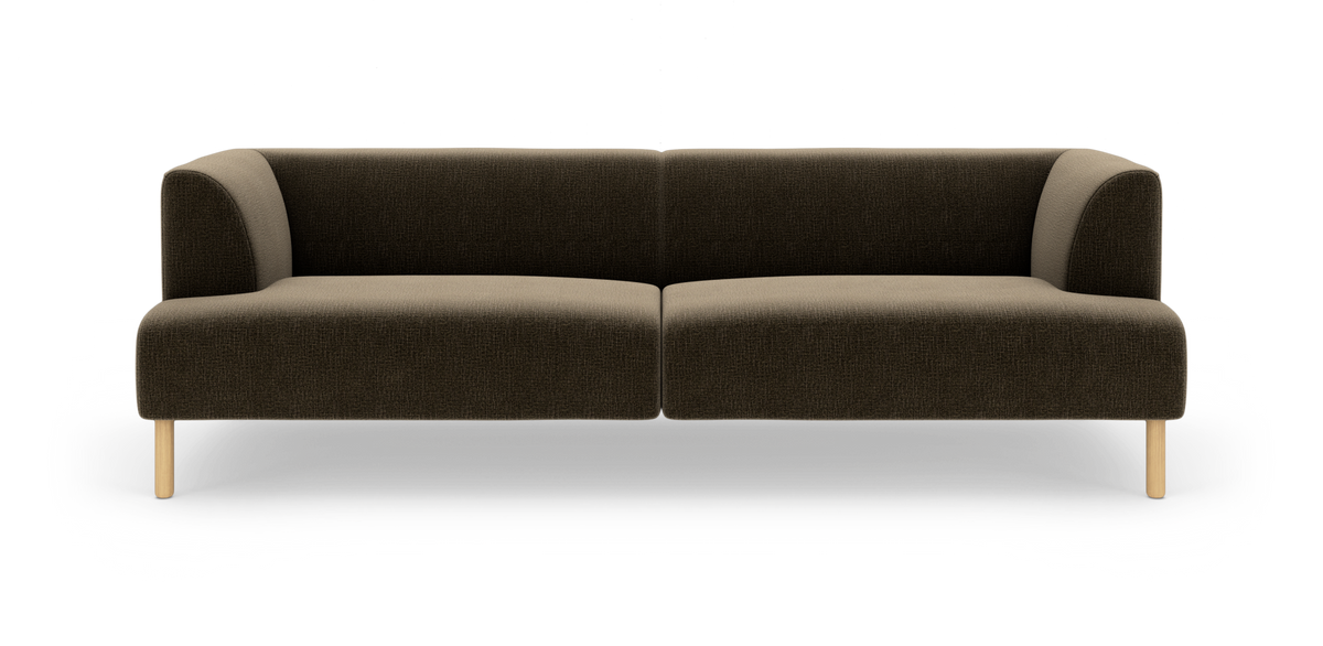 Mørkebrun minimalistisk 3-personers sofa med afrundede hjørner og lyse træben, set lige for mod en studiobaggrund.