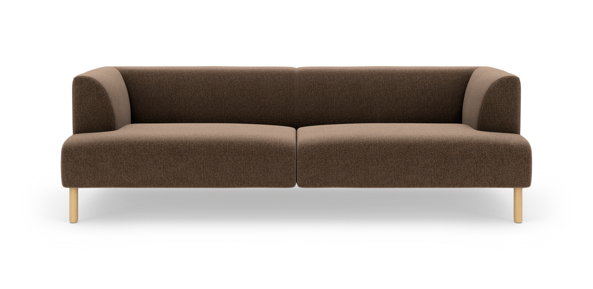 Moderne brun stofsofa med afrundede armlæn og lyse træben, frontvisning på hvid baggrund.