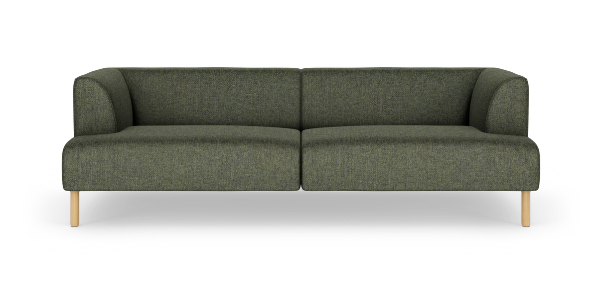 Mørkegrøn trepersoners sofa med afrundede hjørner og lyse træben, frilagt mod hvid baggrund.