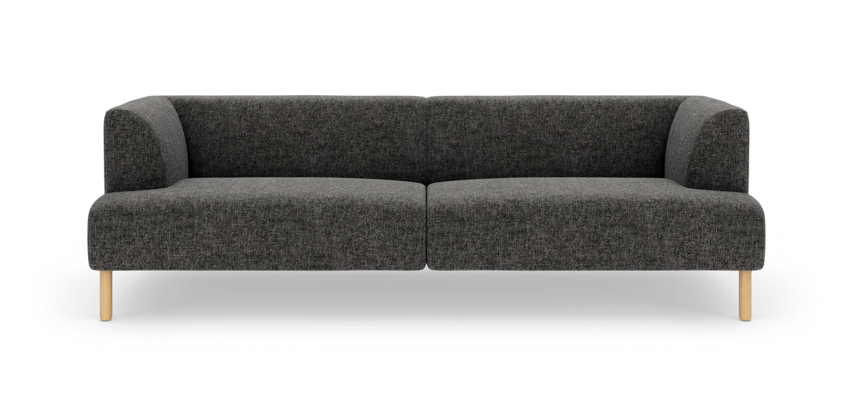 Mørkegrå tresæders sofa med afrundede hjørner og lyse træben, fritlagt på hvid baggrund.