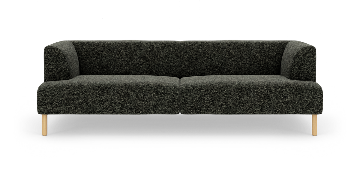 Mørkegrå tresæders sofa med afrundede hjørner og lyse træben, fotograferet forfra.
