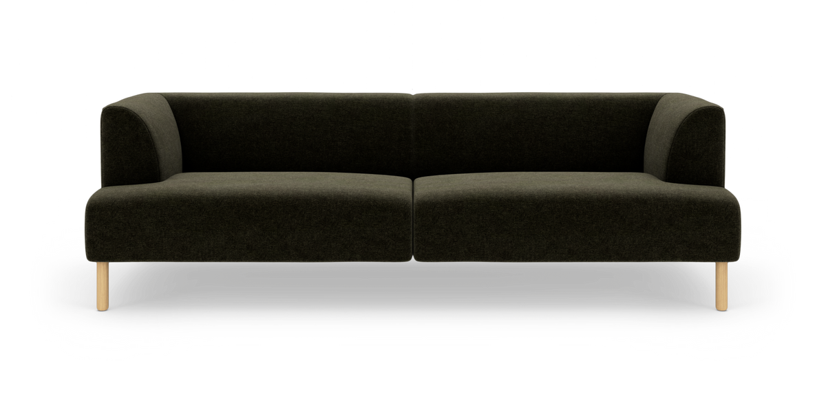 Mørkegrøn, moderne 3-personers sofa med afrundede hjørner og lyse træben, fritlagt på hvid baggrund.
