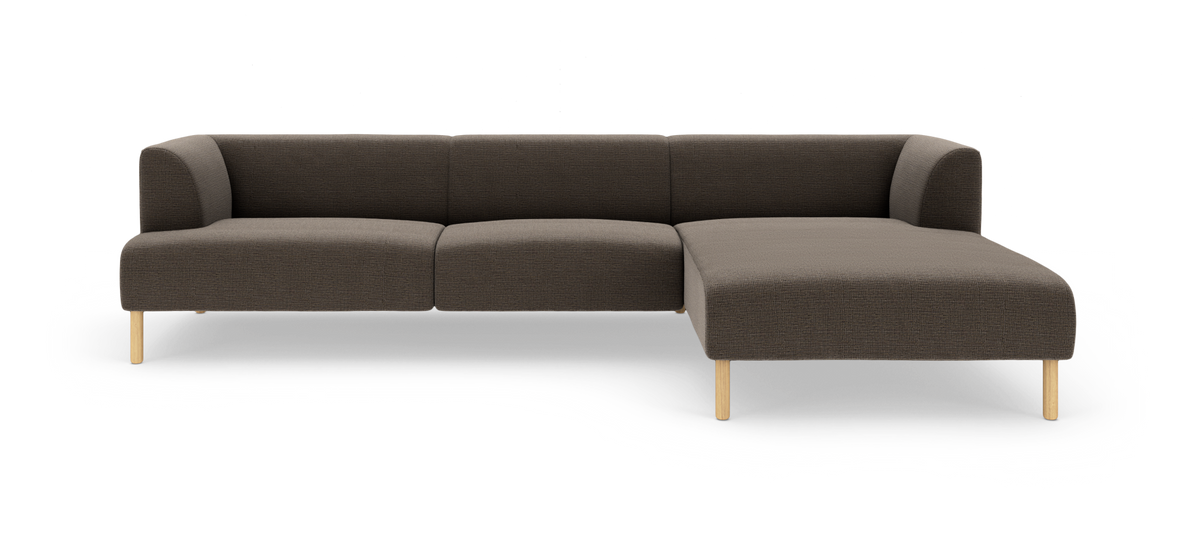 Modulsofa i mørkebrun tekstil med højrevendt chaiselong og lyse træben, fritlagt på hvid baggrund.