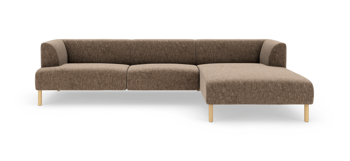 Brun modulsofa med højrevendt chaiselong, polstret stof og lyse træben, frilagt på hvid baggrund.