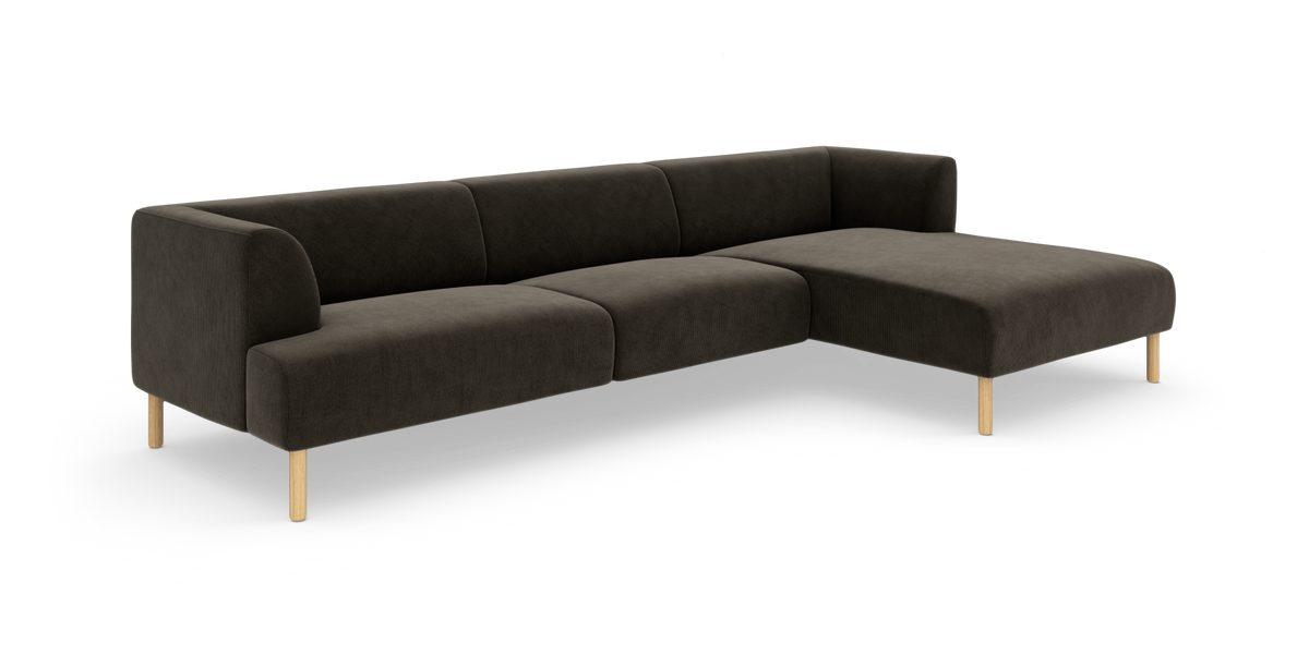 Mørkebrun modulsofa med chaise longue til højre og lyse træben, i studiemiljø på hvid baggrund.