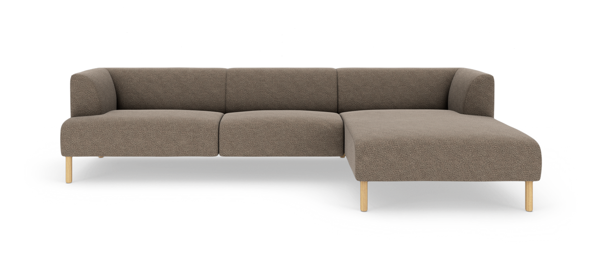 Brun L‑sofa med chaiselong til højre og lyse træben, frilagt på hvid baggrund.
