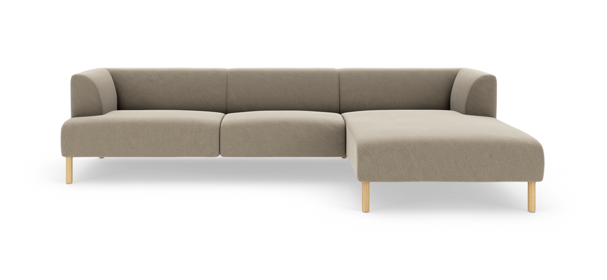 Beige modulsofa med højre chaiselong og træben, frilagt på hvid baggrund.