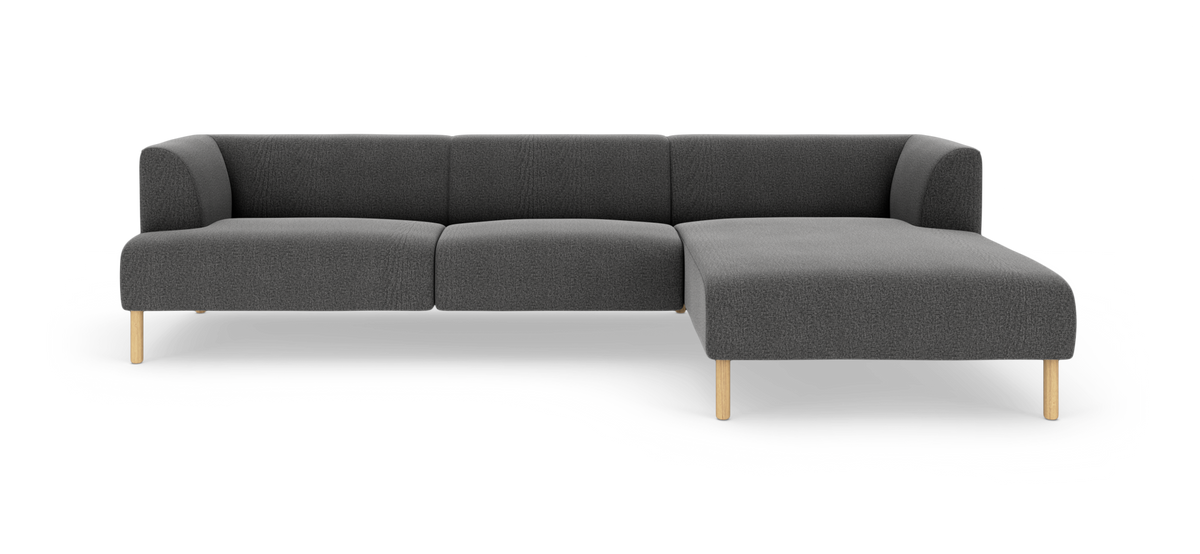 Grå modulsofa med højre chaiselong og lyse træben, set forfra på hvid baggrund.