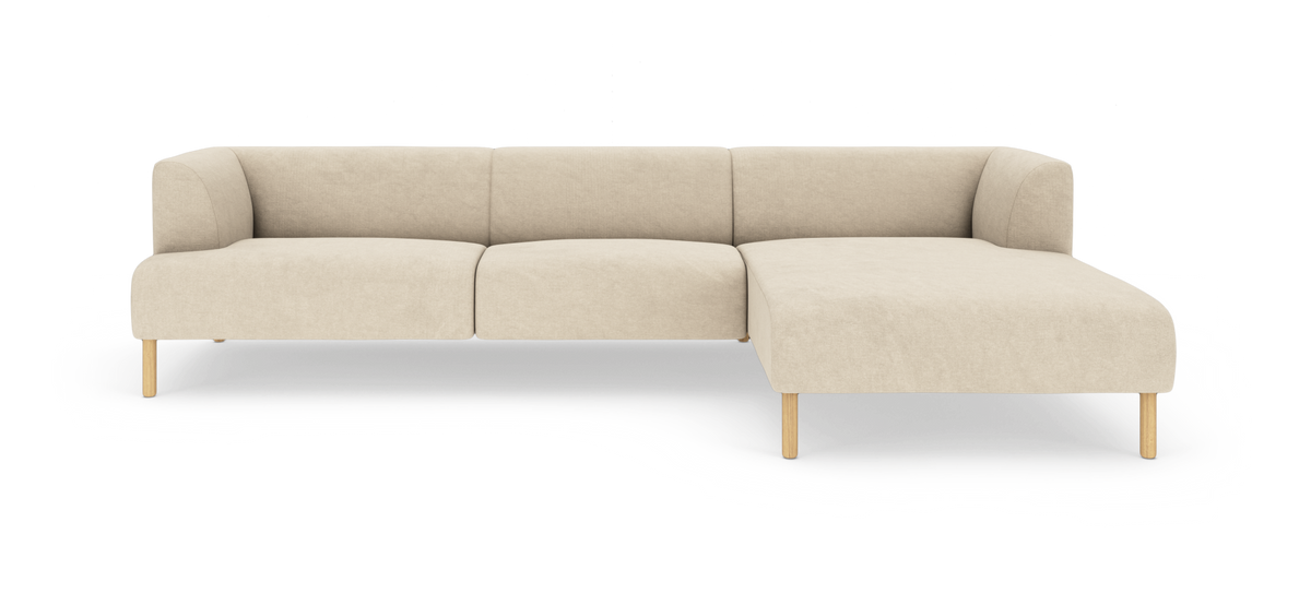 Beige modulsofa med chaiselong til højre og træben, frilagt på hvid baggrund.