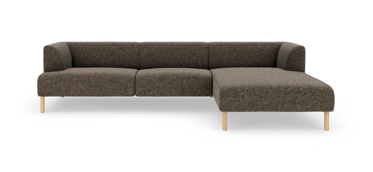 Brungrå L‑formet 3‑personers sofa med højre chaiselong og lyse træben, fritlagt på hvid baggrund.